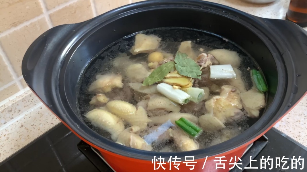 炖鸡时，有人焯水、有人直接炖，大厨教你正确的做法，太香了
