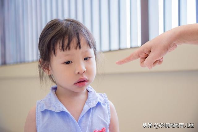 失控|3岁男孩被亲妈扔进垃圾桶，情绪失控的父母，对娃伤害有多大