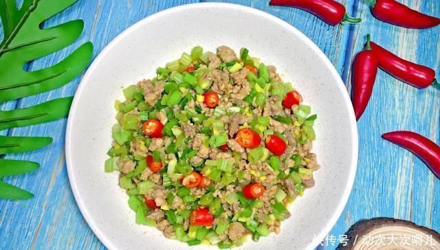  小炒|一把芹菜，一块猪肉，做出一道家常小炒，脆爽可口，简单又下饭