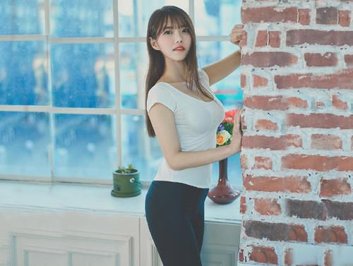 范超|美女穿搭:小姐姐爱穿匀称有型的紧身裤,更显女性身材高挑!