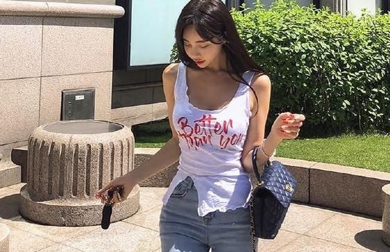 妩媚优雅的牛仔裤美女,绽放青春魅力,活力感十足