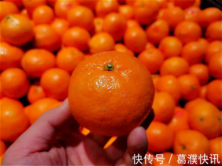 买橘子,不管什么品种,牢记“3看1摸”,保证个个香甜,又多汁