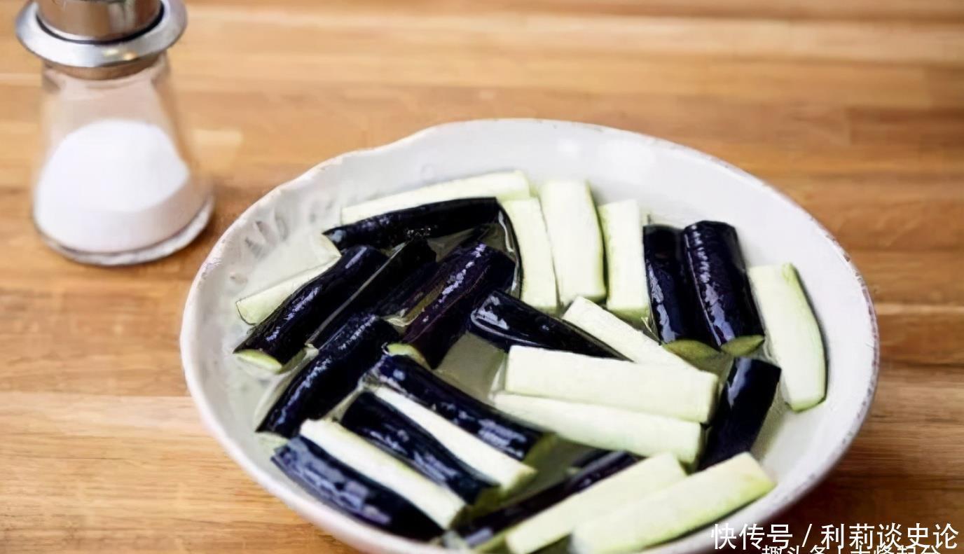 炒茄子|炒茄子时，不要着急下锅炒，教您一招，茄子炒好不发黑，不油腻