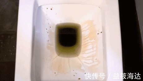 卫生间|闺蜜家从不刷马桶,却没有发黄和臭味,偷学发现用一招就能搞定