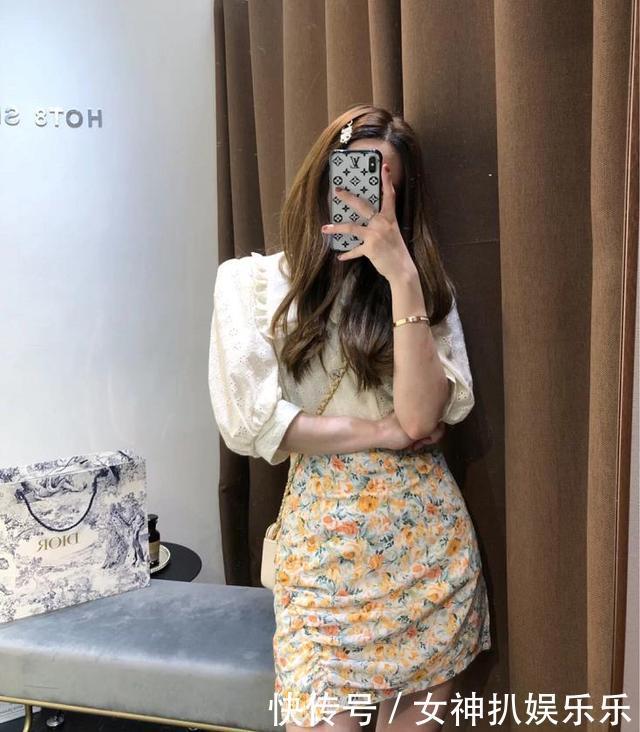 最近流行一种穿法“泡泡袖上衣+半身裙”,甜美减龄,明星都爱