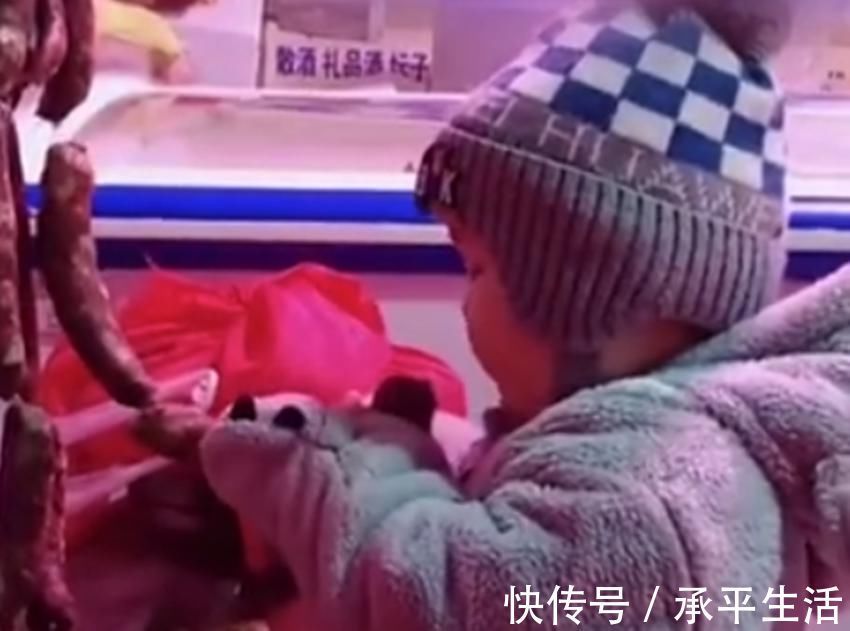 萌娃|萌娃趁妈妈结账啃菜市场腊肠，边啃边疯狂点头火了，网友：干饭人