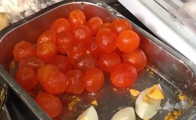 大婶路边卖这“独特包子”，5块钱一个，掰开包子后顾客抢着买！