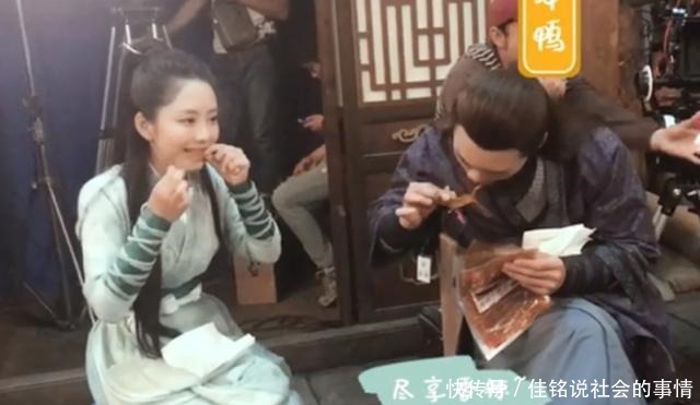 宋茜的泡菜汤、肖战的芝士条、娜扎的牛肉干,明星都吃啥零食!