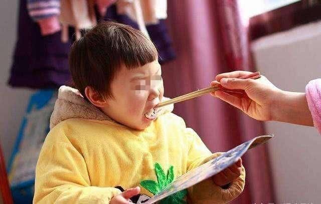 教养|“饭桌教养”决定孩子的未来,出现这3种行为时,家长要引起重视