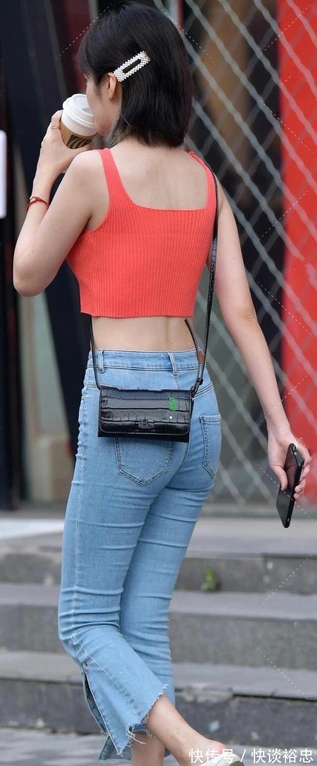 长裙 邻家女孩婴儿肥身材,穿搭前卫牛仔裤,时尚大气又清新