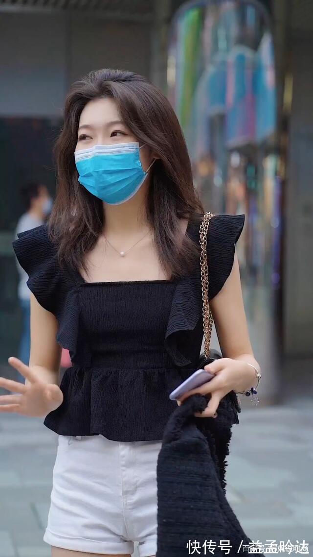 小妹 黑荷叶衫搭配白色超短裤,经典黑白搭配,别具一格