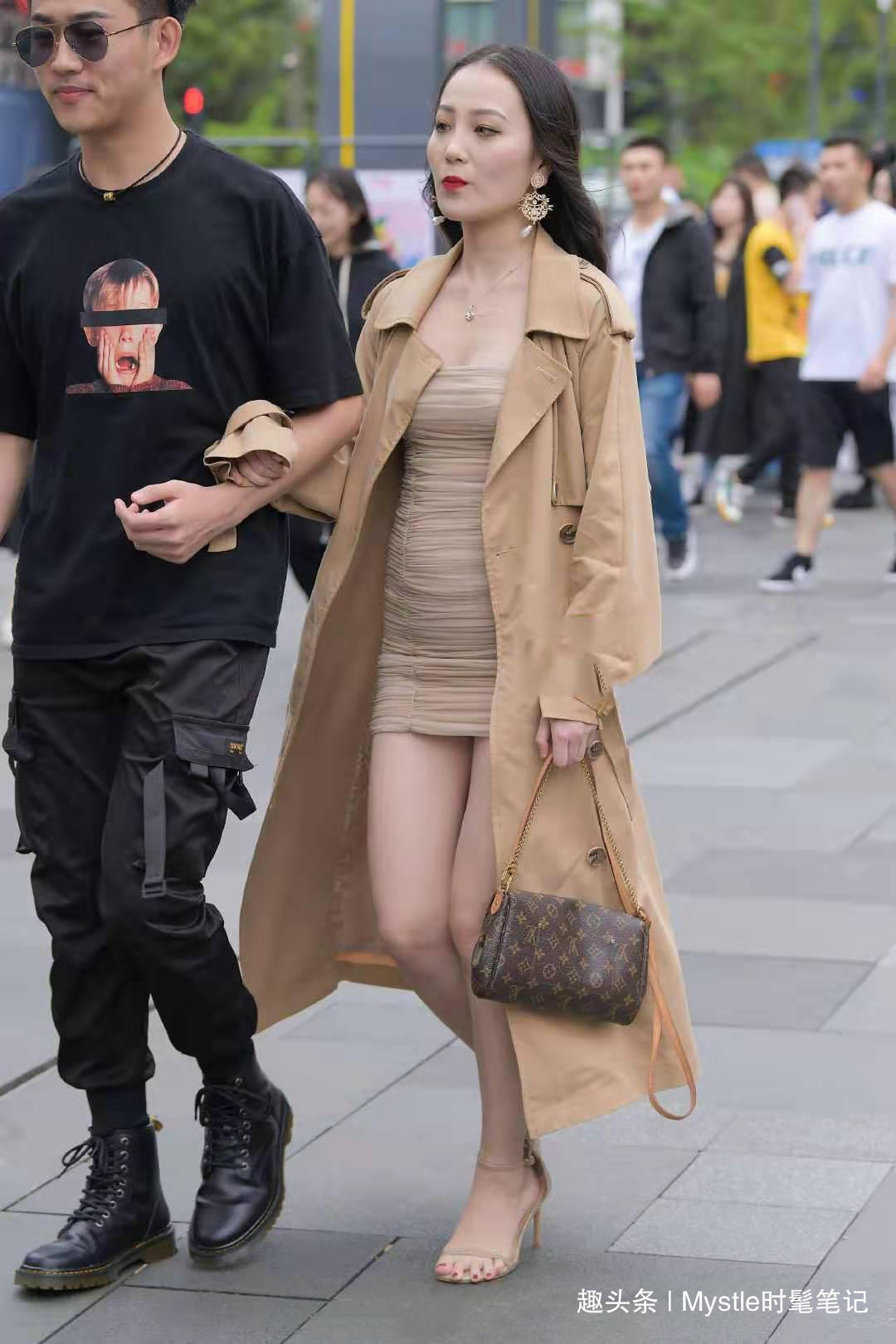 女人味|秋冬最有女人味的穿搭,连衣短裙+风衣外套,穿搭起来简单又好看