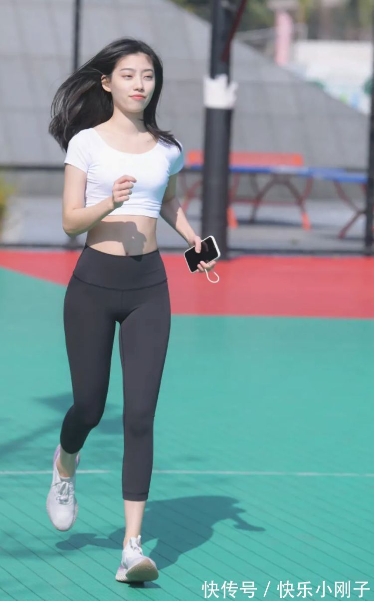 健身裤 小姐姐身穿健身裤的运动穿搭,穿出姑娘的青春活力