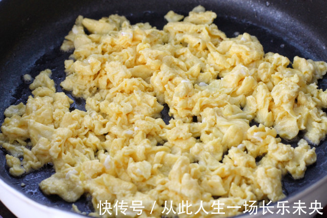 不揉面不发酵,用饺子皮做水煎包,皮薄馅大倍儿鲜美,当早餐正好