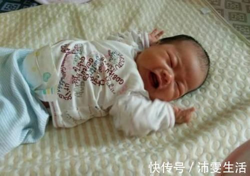 喂奶|“抱着睡得香,一放就醒”,到底什么原因?宝妈来学学这么做