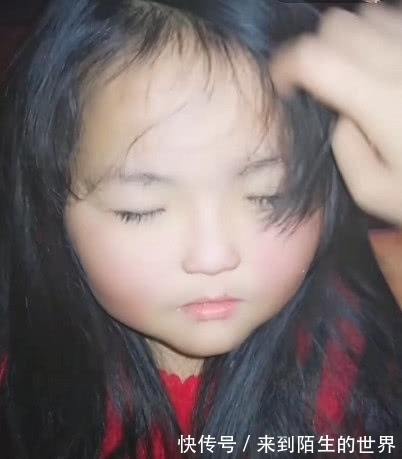 异瞳|奇闻:小萝莉天生“异瞳”,当她睁开眼的瞬间,感受到二次元气息