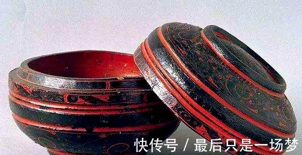 墓主@盗墓者进入墓穴,发现22个陪葬女,骨骼中都有绿色晶体,是舍利?