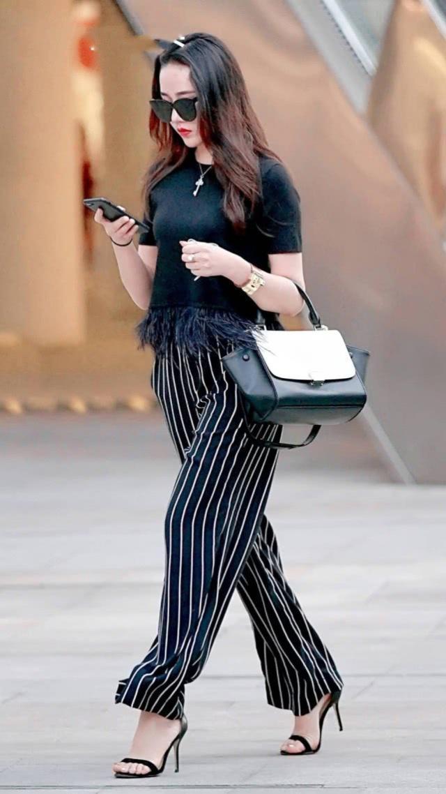 街拍:闭月羞花的小美女,短袖配粉色短裙,时尚靓丽气质