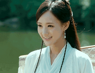 |搞笑GIF图:美女扔捧花的技术不错啊,后面没一个人接到