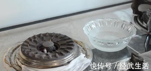 家家户户|在灶台上放几张纸巾,作用真强大,解决家家户户困扰的烦恼,实用