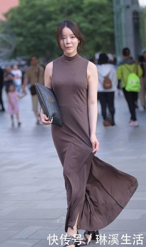 凉鞋 身材微胖的美女,咖啡色连衣裙搭配黑色凉鞋,展现知性气质美