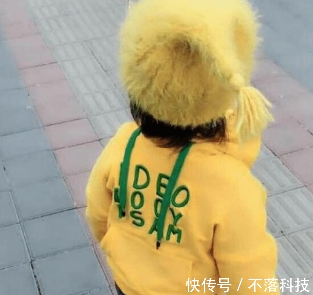 爸爸|爸爸粗心给女儿的衣服穿反了,当女儿转身后,妈妈笑喷