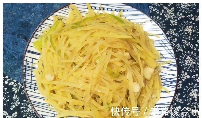 青辣椒|炒土豆丝时,直接倒醋是外行,教你1个妙招,土豆丝好吃不呛口
