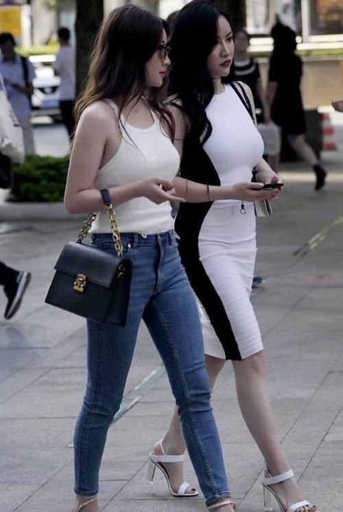 上衣|街拍：白上衣牛仔裤，气质女神风格各异，颜值佳身材好同样美丽