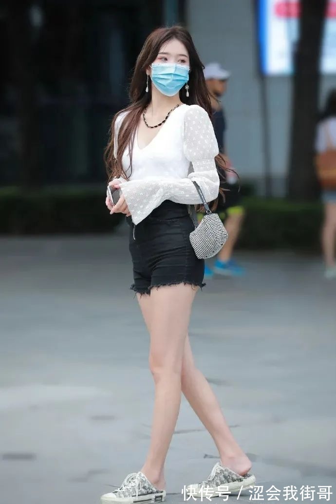 美女 街拍:白色上衣牛仔短裤时尚美女