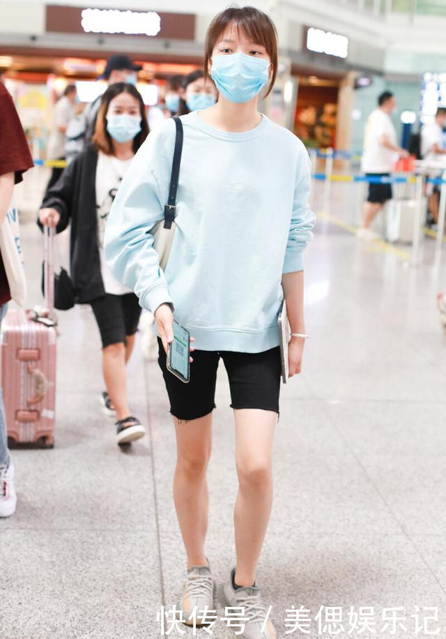 气质 今年卫衣该咋选?雾霾蓝薄荷绿各有特色,搭配好太时髦