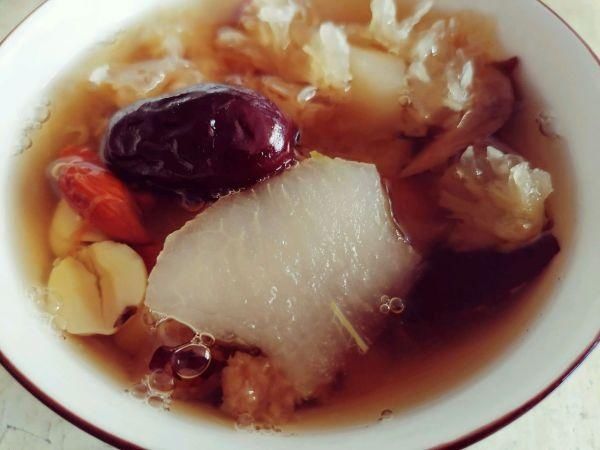 雪梨|红枣雪梨银耳莲子羹中午刚做完,晚上又想吃了