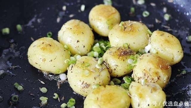 土豆|一块钱一斤的土豆, 用这个方法做, 全家人当零食吃!上桌就被抢光