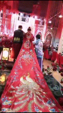 |搞笑GIF:家中的两个活宝,总喜欢坐在弟弟的车上