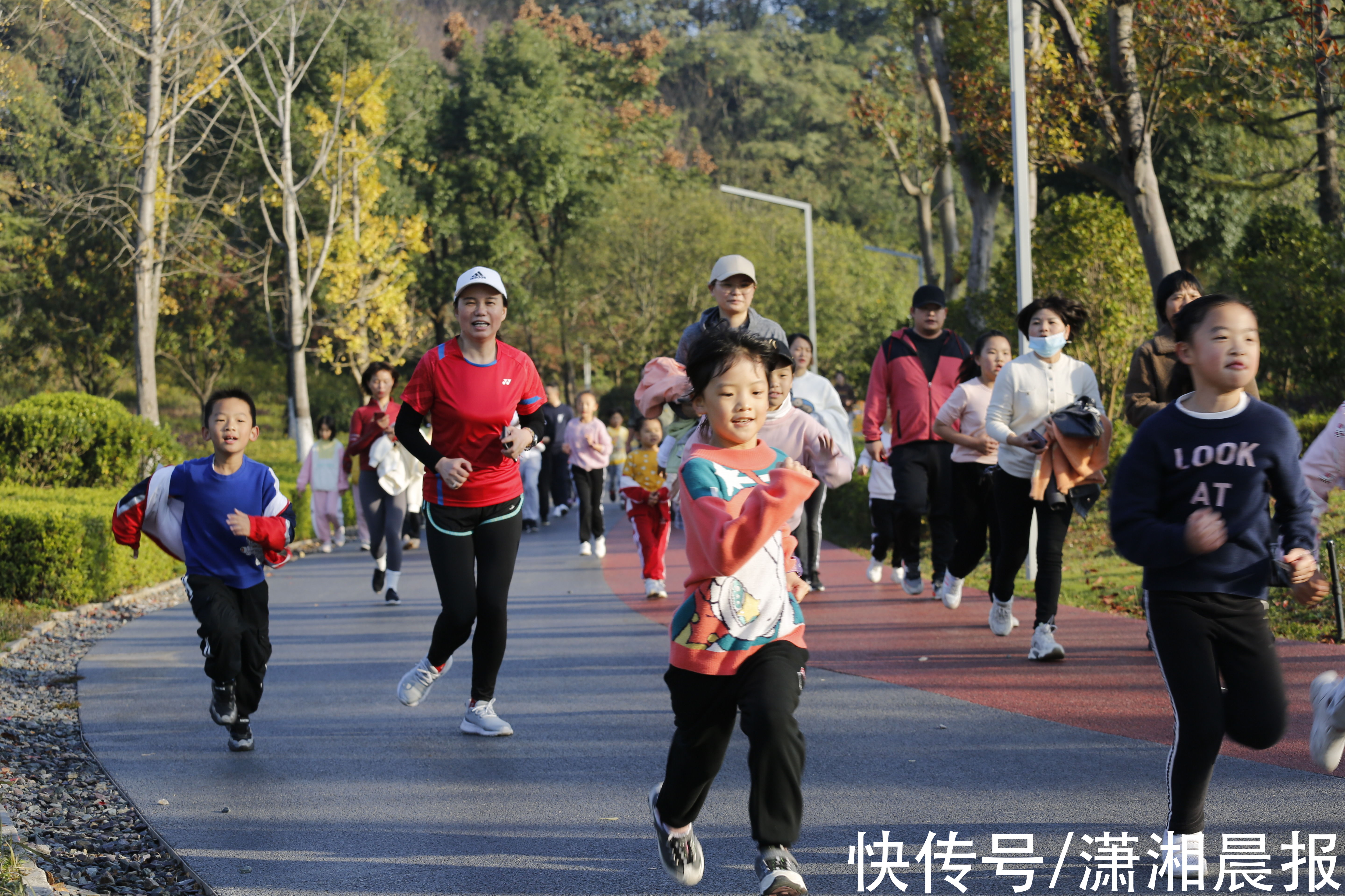 全员|麓谷尖山湖畔，长沙小学引领全民跑团运动线下开跑