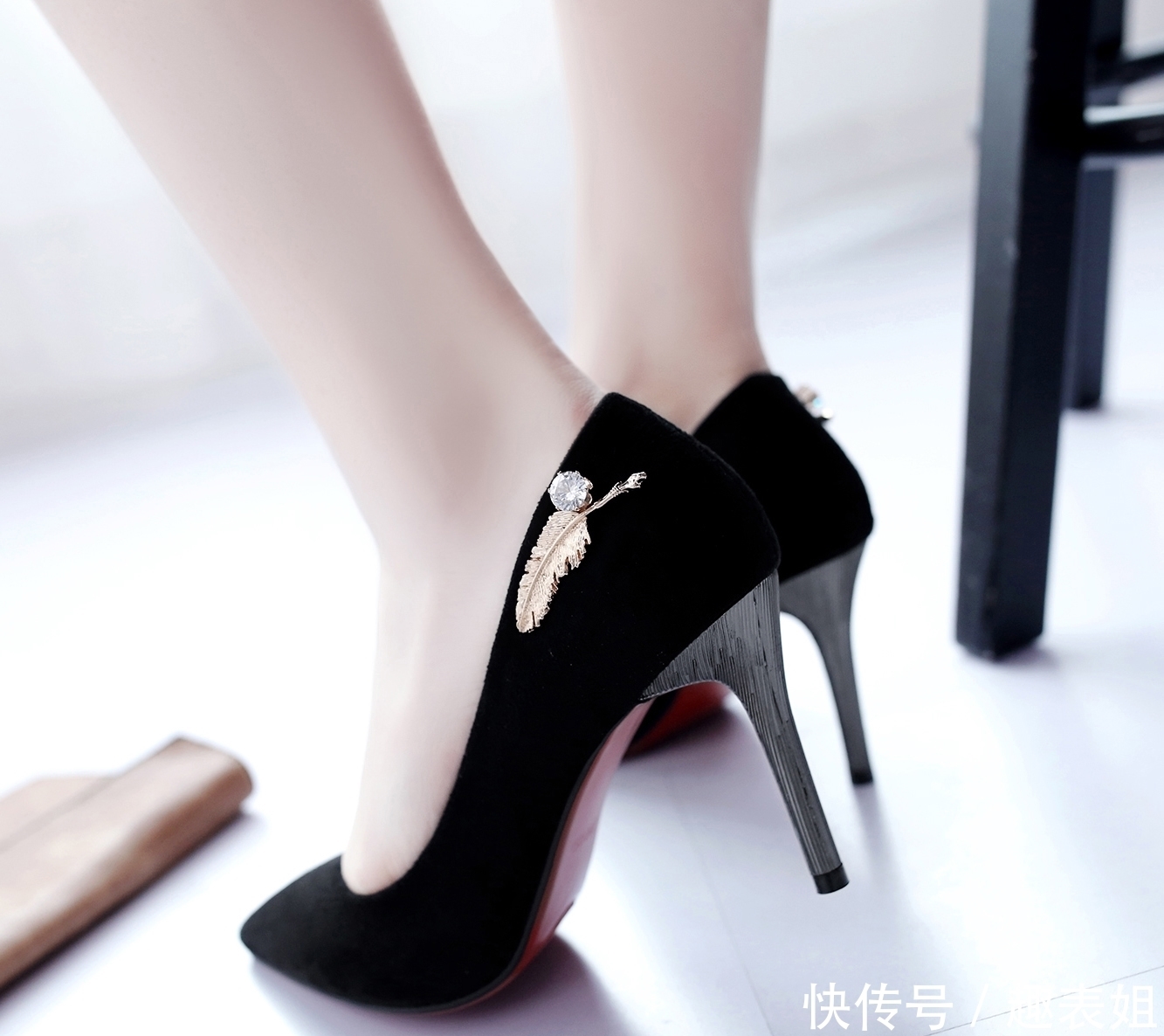 高贵优雅的尖头高跟鞋,秀出纤纤玉足,成功虏获男神的心