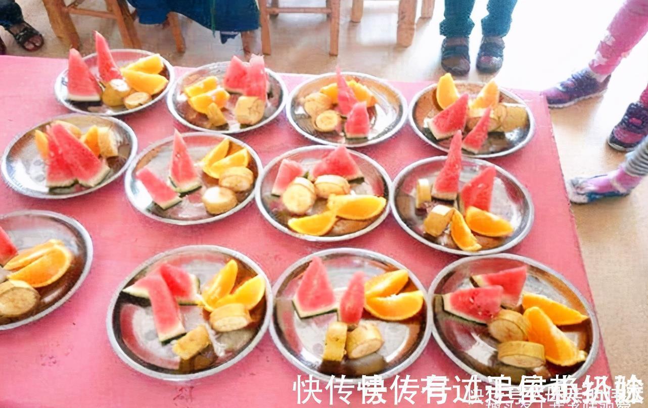 香蕉|一根香蕉分三段,幼儿园分水果遭质疑,3000托费吃不起一根香蕉?