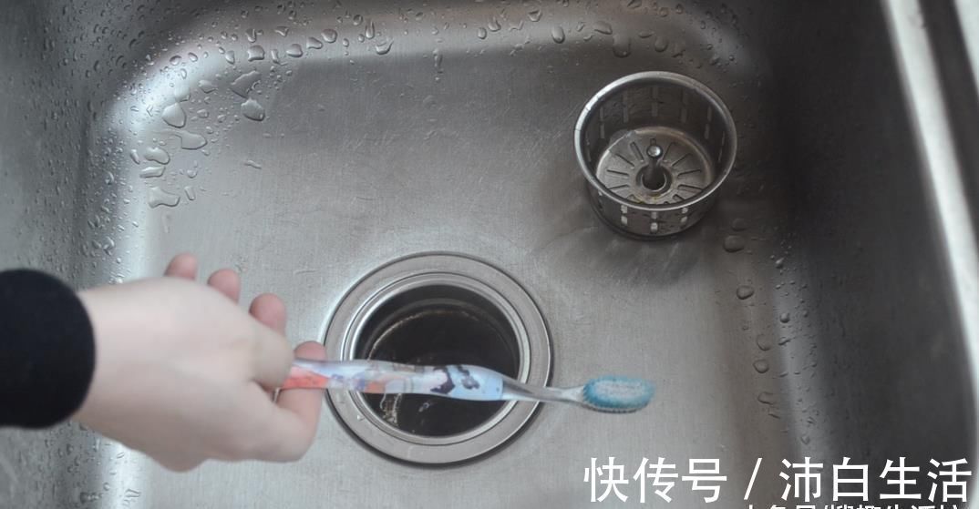洗碗槽的排水口又脏又臭难清洗 用这个方法能帮你解决, 省钱又实用