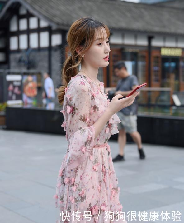 简洁的吊带裙,高雅大气的风格,展现简单优雅的造型