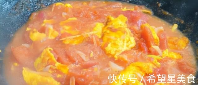 西红柿炒鸡蛋，先炒西红柿还是先炒蛋很多人做错了，难怪不好吃！