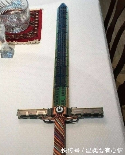 |搞笑GIF:来来来,今天毕业高兴,给大家表演一个后空翻!