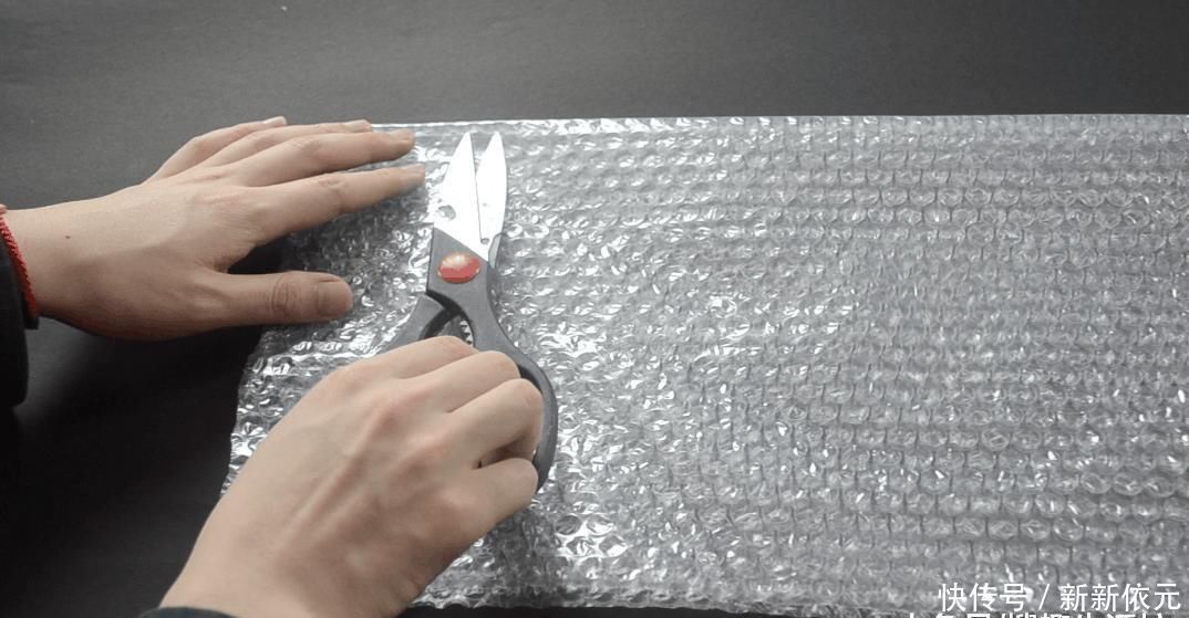 快递箱里的气泡垫别扔了, 没想到它作用这么大, 家家户户用的到