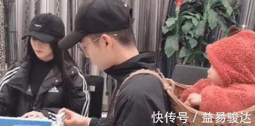 背篓|“背篓舅舅”意外走红,带娃搓麻将两不耽误,宝宝的表情太可爱