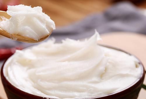 炸猪油有窍门，这样炸出的猪油香浓白净无腥味，经久耐放