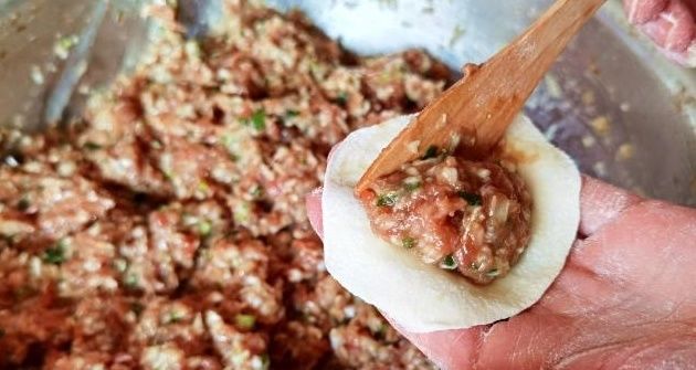 包白菜饺子时,记住老师傅的“2放2不放”,饺子鲜嫩多汁,特好吃