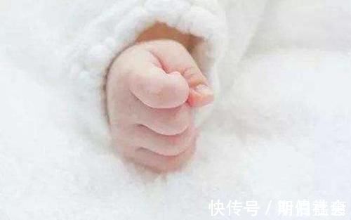 伸肌|宝宝到了这个月龄,妈妈需要帮他打开小拳头,让宝宝更加聪明