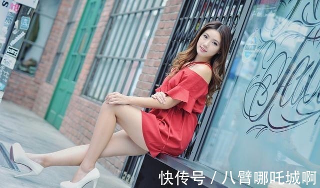 版型 红色的一字肩连衣裙,尽显优雅知性的女人味