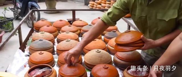 大爷|大爷推车卖“罐罐肉”,30元一罐,路人抢着要,邻摊人傻钱多