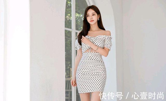 孙允珠|女神孙允珠高清时尚搭配：华尔兹庭园夏雪白皙波点衣裙