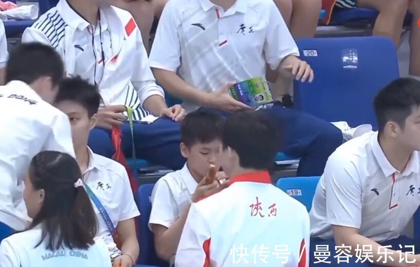 樊振东|狠咬一大口!师姐抢吃全红婵火腿肠,红姐一脸懵,转向樊振东抱怨
