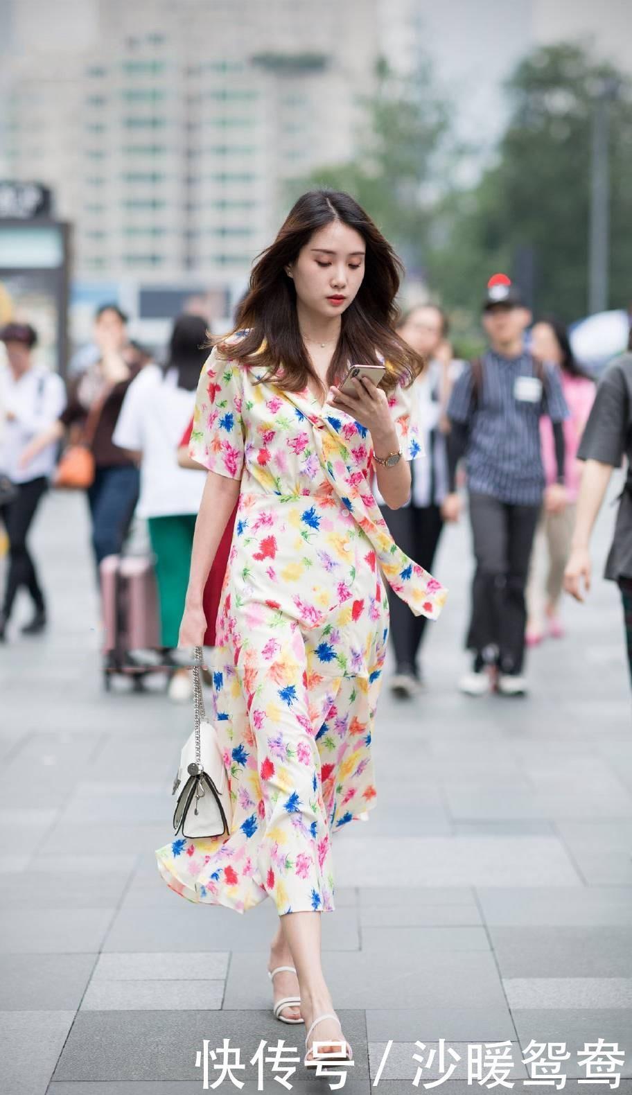 夏季|夏季穿连衣裙的美女喜欢搭配高跟凉鞋,清爽凉快还凸显优雅气质